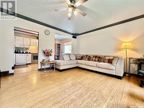 326 Ottawa Avenue N, Saskatoon, SK - Indoor Photo Showing Living Room