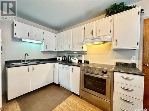 326 Ottawa Avenue N, Saskatoon, SK - Indoor Photo Showing Kitchen With Double Sink