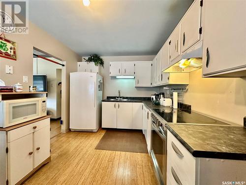 326 Ottawa Avenue N, Saskatoon, SK - Indoor Photo Showing Kitchen With Double Sink