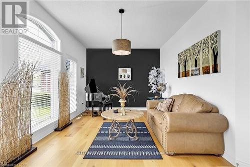 79 Edgevalley Road, London, ON - Indoor Photo Showing Living Room