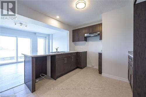 375 Kennington Way, London, ON - Indoor Photo Showing Kitchen With Double Sink