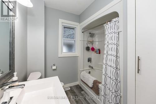 122 Langarth Street E, London, ON - Indoor Photo Showing Bathroom