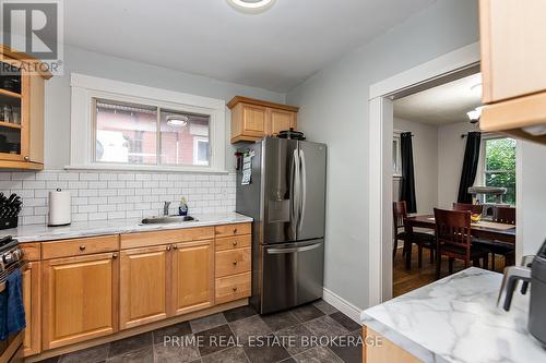 122 Langarth Street E, London, ON - Indoor Photo Showing Kitchen