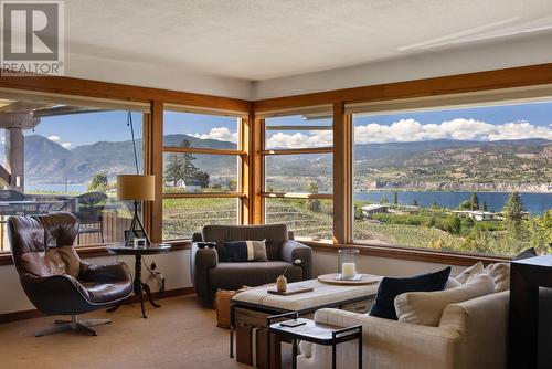 4320 Gulch Road, Naramata, BC - Indoor Photo Showing Living Room