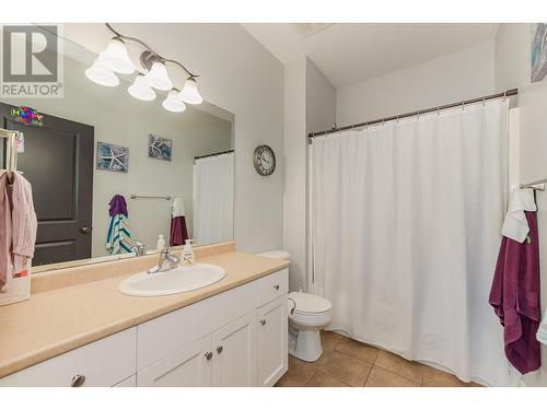 Full 4 piece bath upstairs - 1791 23 Street Ne, Salmon Arm, BC - Indoor Photo Showing Bathroom