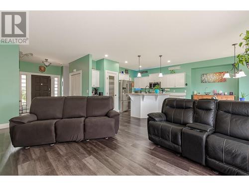 1791 23 Street Ne, Salmon Arm, BC - Indoor Photo Showing Living Room