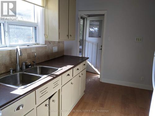 46 William Street, King, ON - Indoor Photo Showing Kitchen With Double Sink