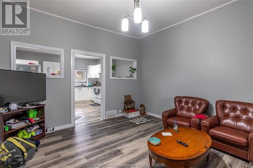 718 Caron Avenue, Windsor, ON - Indoor Photo Showing Living Room