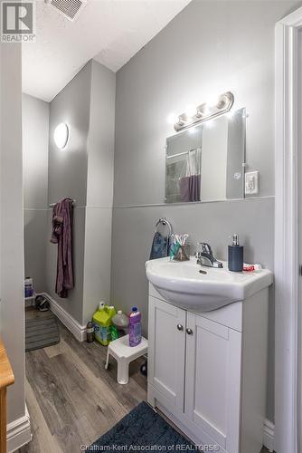 718 Caron Avenue, Windsor, ON - Indoor Photo Showing Bathroom