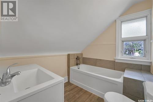 307 Clarence Avenue S, Saskatoon, SK - Indoor Photo Showing Bathroom