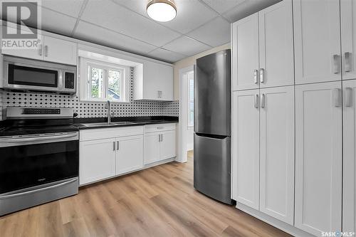 307 Clarence Avenue S, Saskatoon, SK - Indoor Photo Showing Kitchen With Double Sink