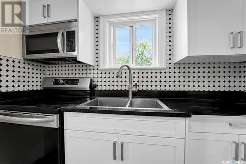 307 Clarence Avenue S, Saskatoon, SK - Indoor Photo Showing Kitchen With Double Sink