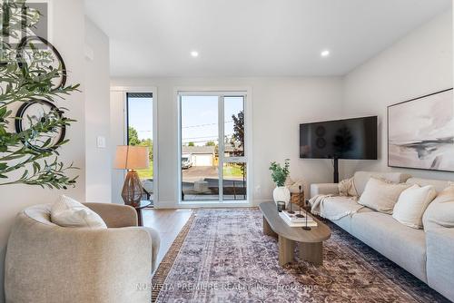 58 - 85 Tunks Lane, Middlesex Centre (Komoka), ON - Indoor Photo Showing Living Room