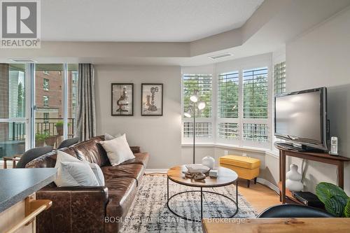 412 - 300 Balliol Street, Toronto, ON - Indoor Photo Showing Living Room