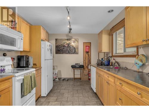 869 Saucier Avenue, Kelowna, BC - Indoor Photo Showing Kitchen