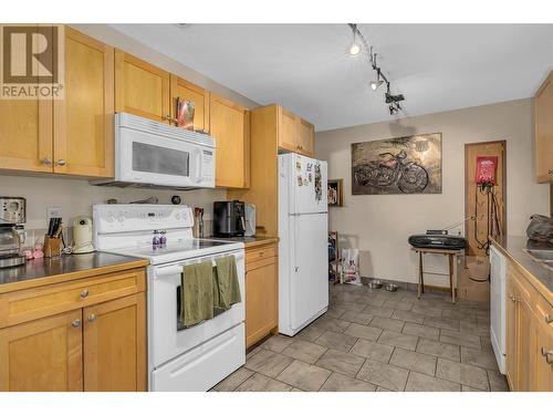 869 Saucier Avenue, Kelowna, BC - Indoor Photo Showing Kitchen