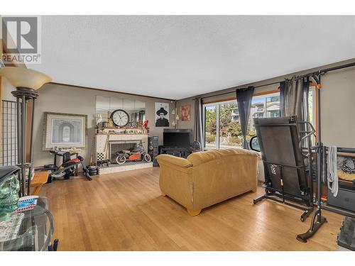 869 Saucier Avenue, Kelowna, BC - Indoor Photo Showing Living Room With Fireplace