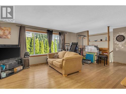 869 Saucier Avenue, Kelowna, BC - Indoor Photo Showing Living Room