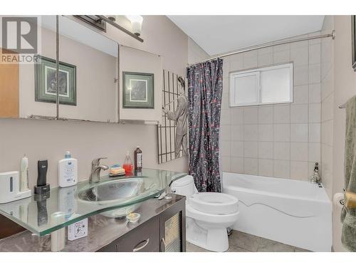 869 Saucier Avenue, Kelowna, BC - Indoor Photo Showing Bathroom