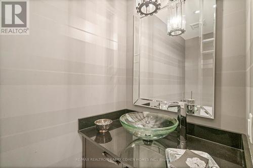 805C - 662 Sheppard Avenue E, Toronto, ON - Indoor Photo Showing Bathroom