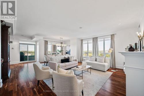 805C - 662 Sheppard Avenue E, Toronto, ON - Indoor Photo Showing Living Room