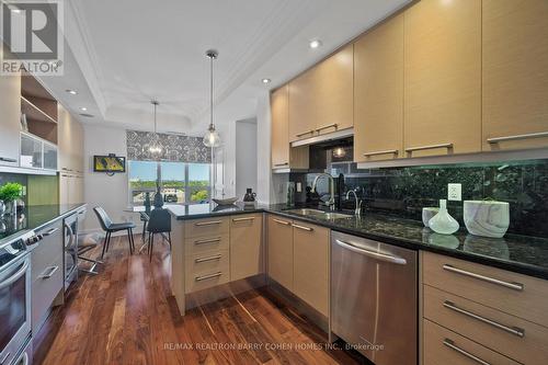 805C - 662 Sheppard Avenue E, Toronto, ON - Indoor Photo Showing Kitchen With Upgraded Kitchen