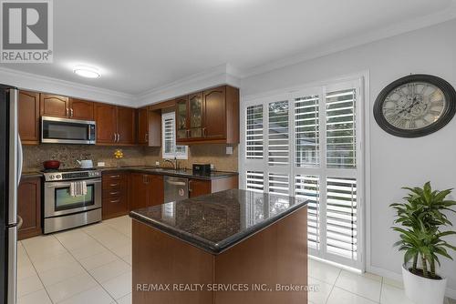 27 Fenflower Court, Brampton, ON - Indoor Photo Showing Kitchen