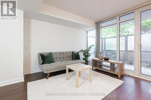 318 - 121 Mcmahon Drive, Toronto, ON - Indoor Photo Showing Living Room