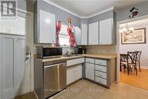 7988 Watson Street, Niagara Falls, ON - Indoor Photo Showing Kitchen With Double Sink