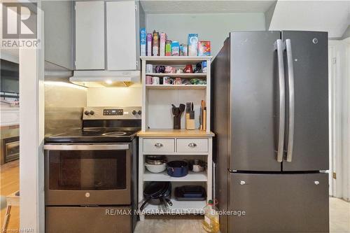 7988 Watson Street, Niagara Falls, ON - Indoor Photo Showing Kitchen