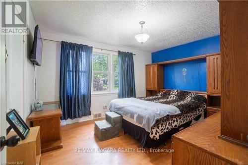 7988 Watson Street, Niagara Falls, ON - Indoor Photo Showing Bedroom