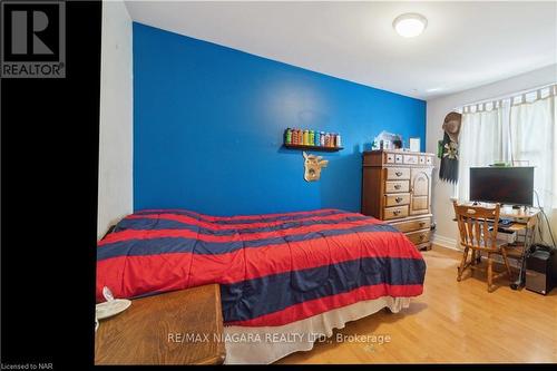 7988 Watson Street, Niagara Falls, ON - Indoor Photo Showing Bedroom