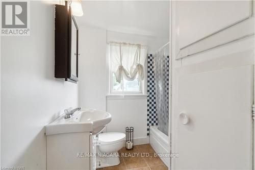 7988 Watson Street, Niagara Falls, ON - Indoor Photo Showing Bathroom