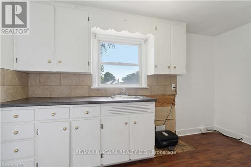 7988 Watson Street, Niagara Falls, ON - Indoor Photo Showing Kitchen