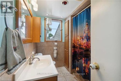 7988 Watson Street, Niagara Falls, ON - Indoor Photo Showing Bathroom