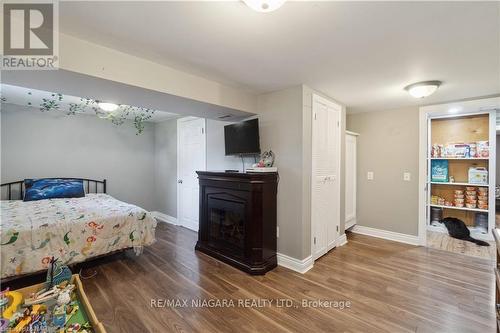 7988 Watson Street, Niagara Falls, ON - Indoor Photo Showing Bedroom