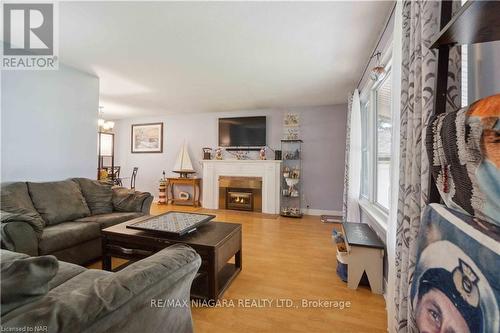 7988 Watson Street, Niagara Falls, ON - Indoor Photo Showing Living Room With Fireplace