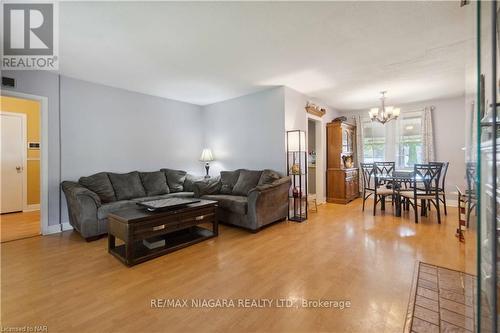 7988 Watson Street, Niagara Falls, ON - Indoor Photo Showing Living Room