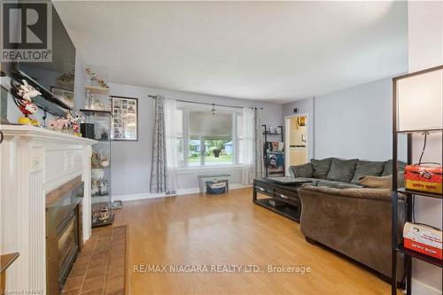 7988 Watson Street, Niagara Falls, ON - Indoor Photo Showing Living Room With Fireplace