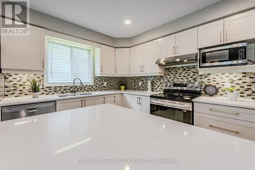 547 St Moritz Avenue, Waterloo, ON - Indoor Photo Showing Kitchen With Upgraded Kitchen