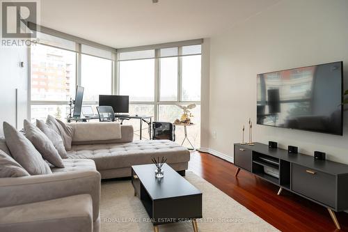 212 - 7 Concorde Place, Toronto, ON - Indoor Photo Showing Living Room