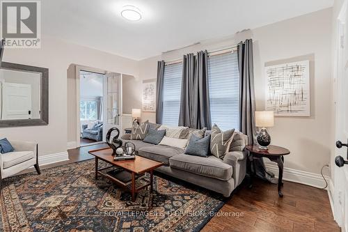 39 Delaware Avenue, Toronto, ON - Indoor Photo Showing Living Room