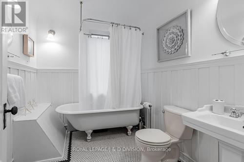 39 Delaware Avenue, Toronto, ON - Indoor Photo Showing Bathroom