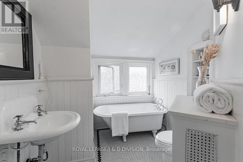 39 Delaware Avenue, Toronto, ON - Indoor Photo Showing Bathroom