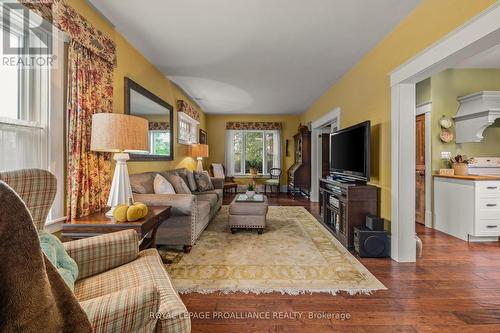 A & B - 991 Moira Street W, Belleville, ON - Indoor Photo Showing Living Room