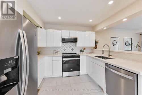 27 Cottonwood Court, Markham, ON - Indoor Photo Showing Kitchen With Upgraded Kitchen