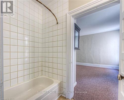 85 Park Avenue, Brantford, ON - Indoor Photo Showing Bathroom