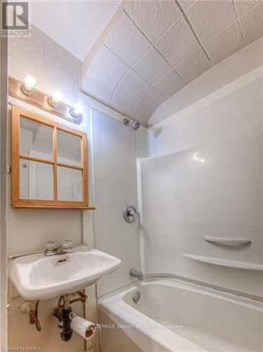 85 Park Avenue, Brantford, ON - Indoor Photo Showing Bathroom