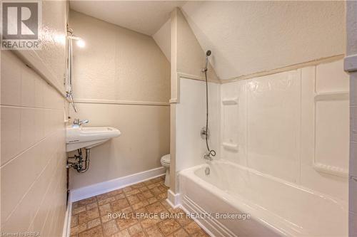 85 Park Avenue, Brantford, ON - Indoor Photo Showing Bathroom