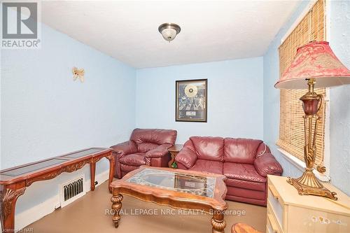 114 Welland Street N, Thorold, ON - Indoor Photo Showing Living Room